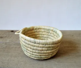 Straw bowl, straw catchall