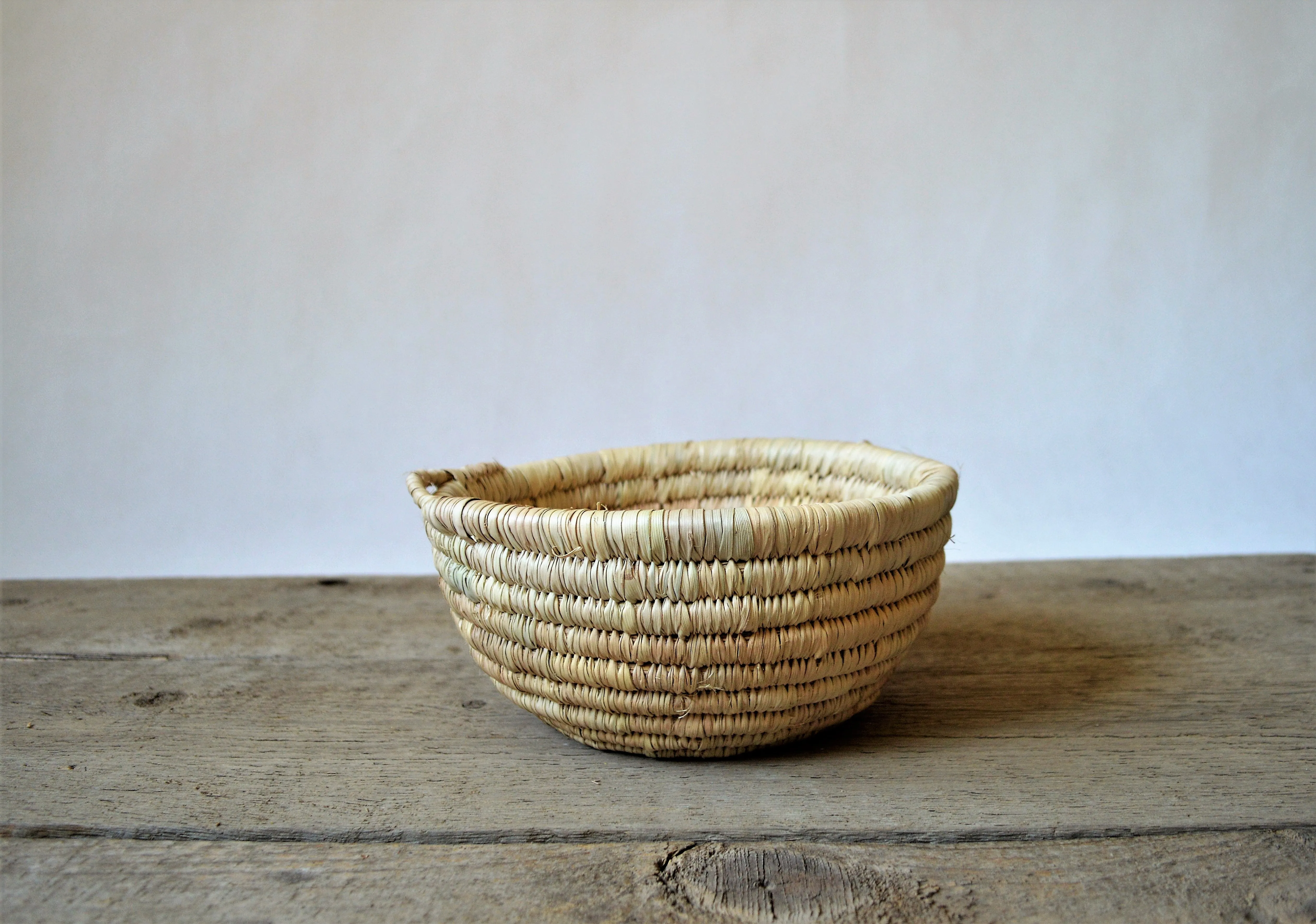 Straw bowl, straw catchall